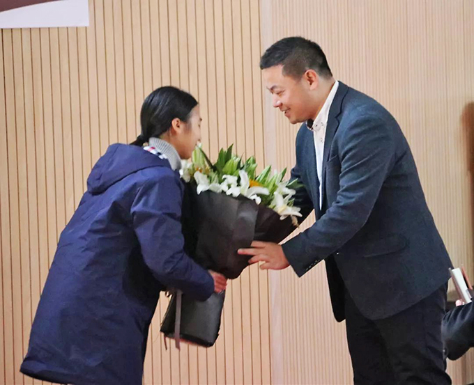 學(xué)生給張?zhí)炫喽麻L(zhǎng)獻(xiàn)花