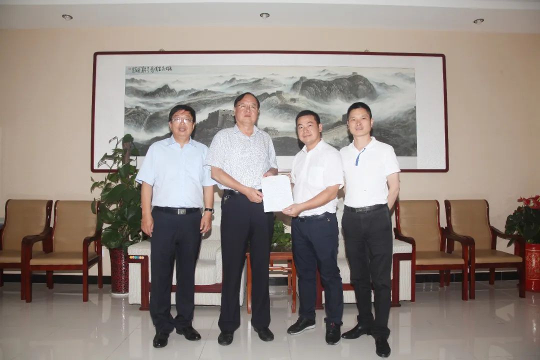 2016年7月23日,高新教育集團(tuán)董事長(zhǎng)張?zhí)炫嗯c衡水第一中學(xué)校長(zhǎng)張文茂在衡水第一中學(xué)簽訂合作協(xié)議書(shū)。.jpg 圖片